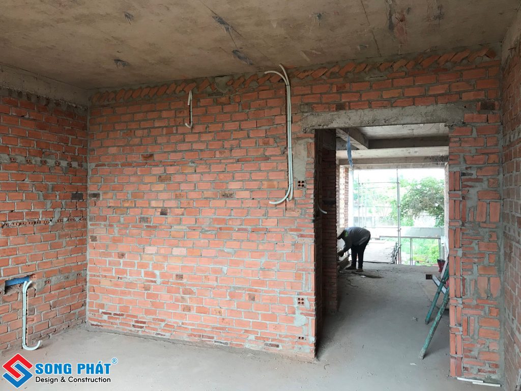 nhan-biet-vat-tu-xay-tho-kem-chat-luong-11 Gia cố chân tường với gạch đinh.